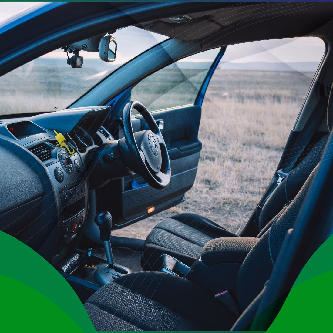 ¿Cómo puedo evitar las descargas de electricidad estática en mi coche?