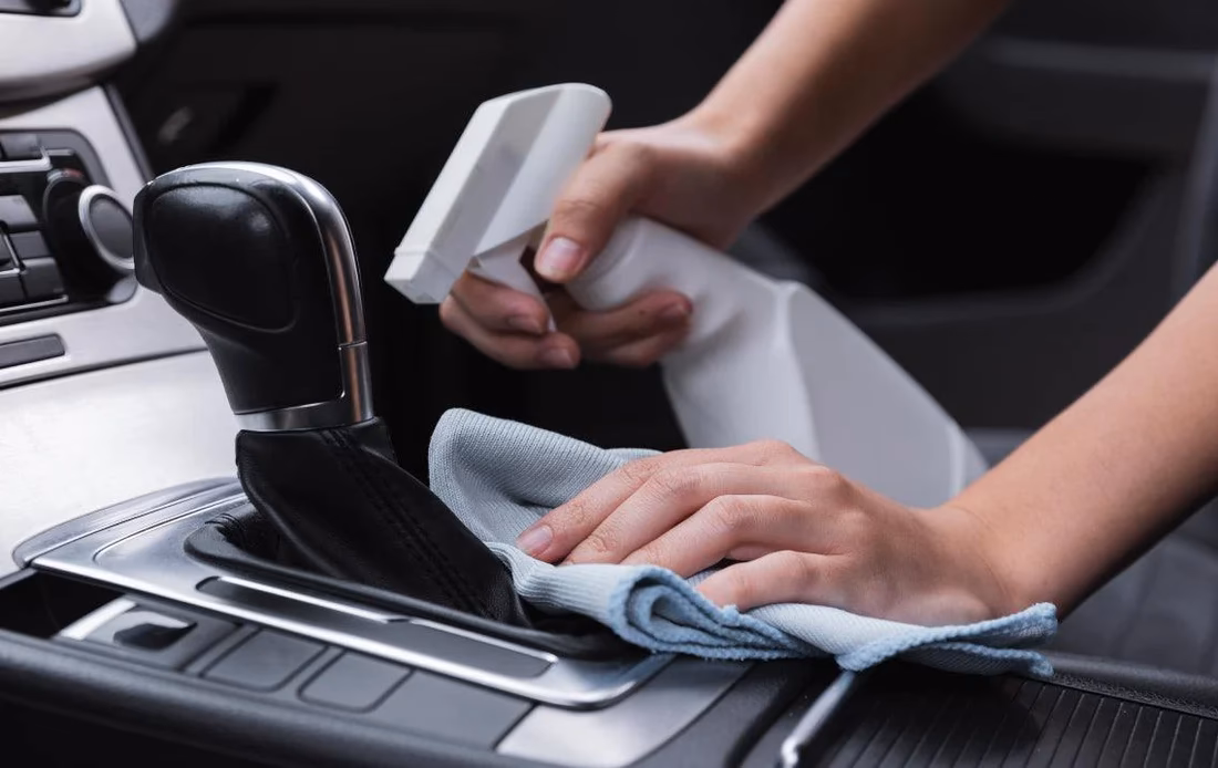 ¿Qué usar para lavar el coche por dentro?