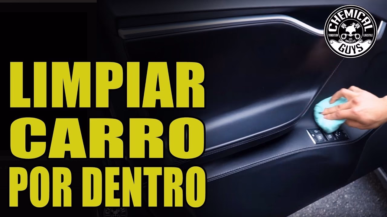¿Cómo se debe limpiar un carro por dentro?