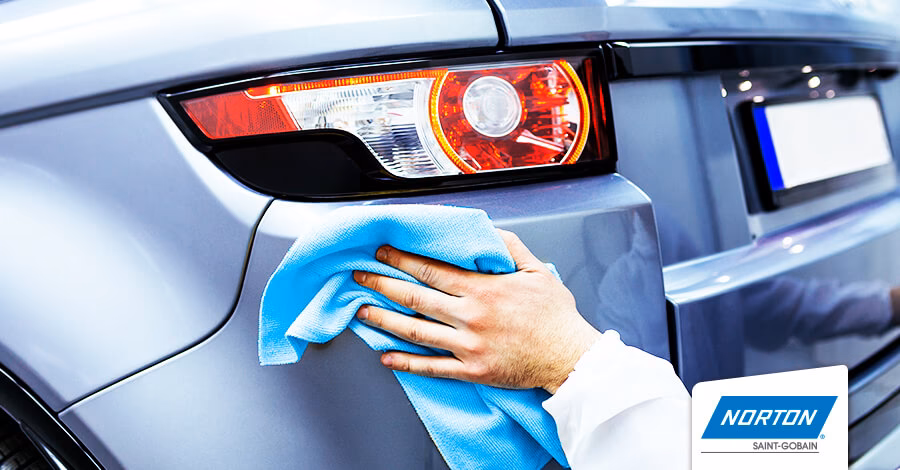 ¿Qué se aplica primero, la cera o el polish?