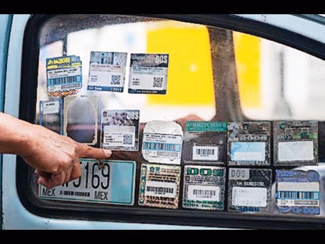 ¿Cómo puedo despegar calcomanías de mi auto?