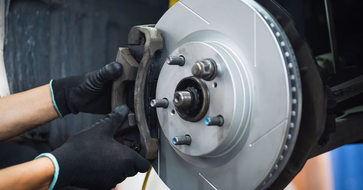 ¿Cuáles son las señales de que el sistema de frenos está dañado?