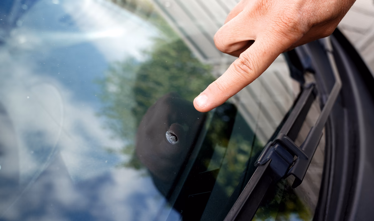 ¿Cómo se quitan los arañazos del cristal del coche?