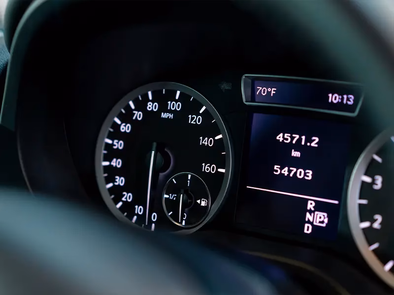 ¿Cómo saber cuántos kilómetros ha recorrido un carro?