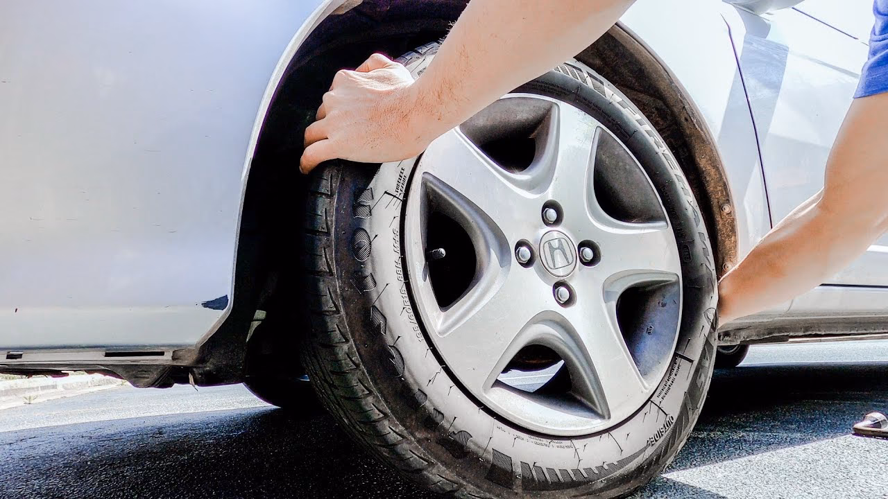 ¿Qué hace que se muevan las llantas del carro?