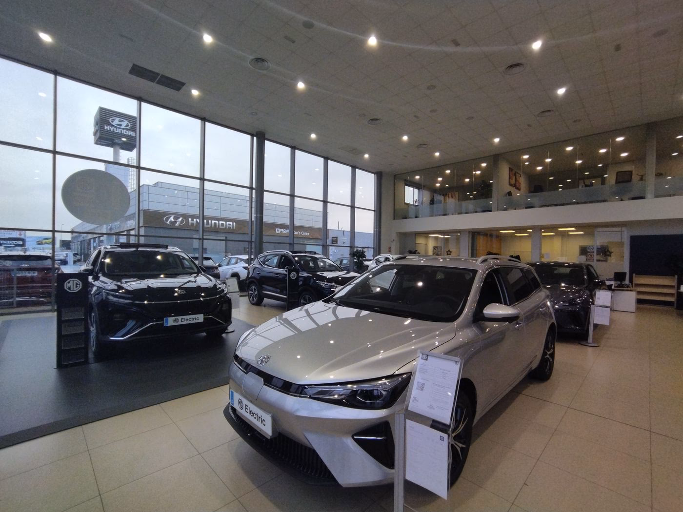 ¿Quién comercializa los coches MG?