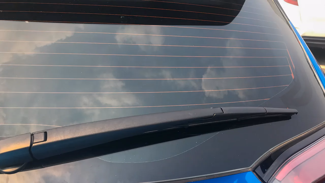 ¿Cómo se llama la ventana trasera del coche?