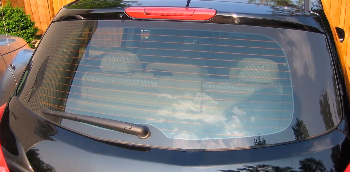 ¿Cuál es el cristal posterior de un carro?