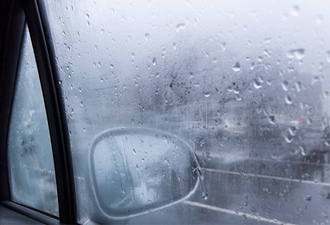 ¿Cómo poner el aire para que no se empañe el parabrisas?