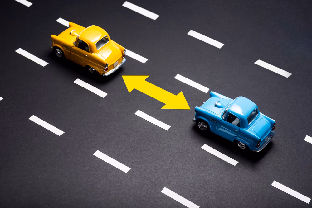 ¿Cuál es la distancia que hay que tener entre autos?