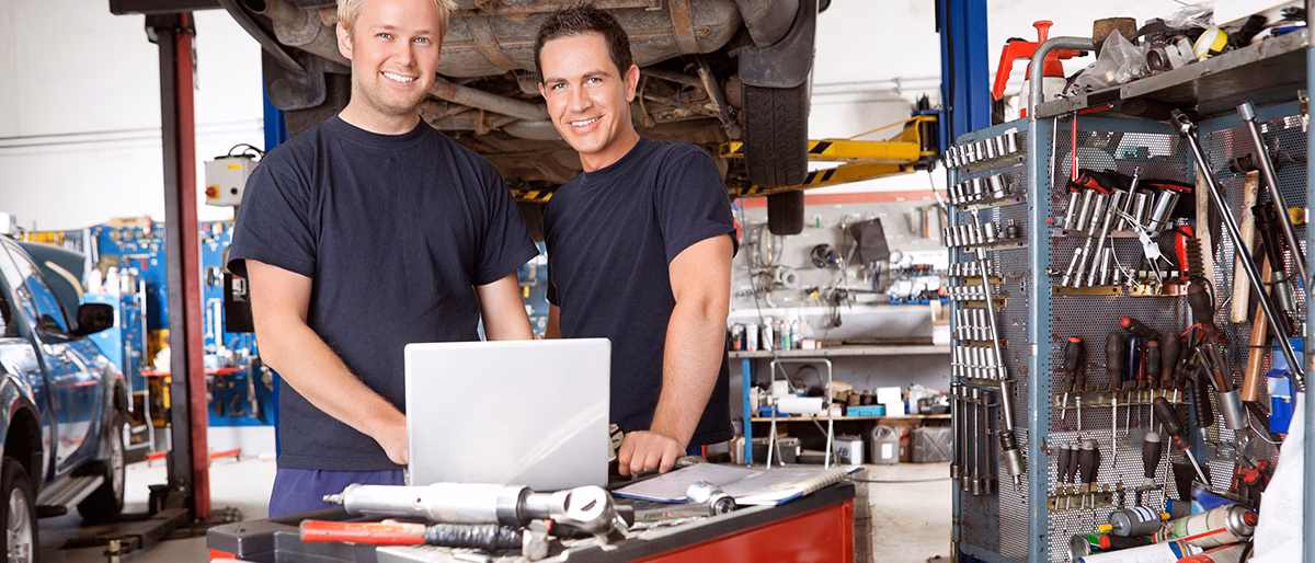 ¿Los mecánicos de automóviles trabajan los fines de semana?