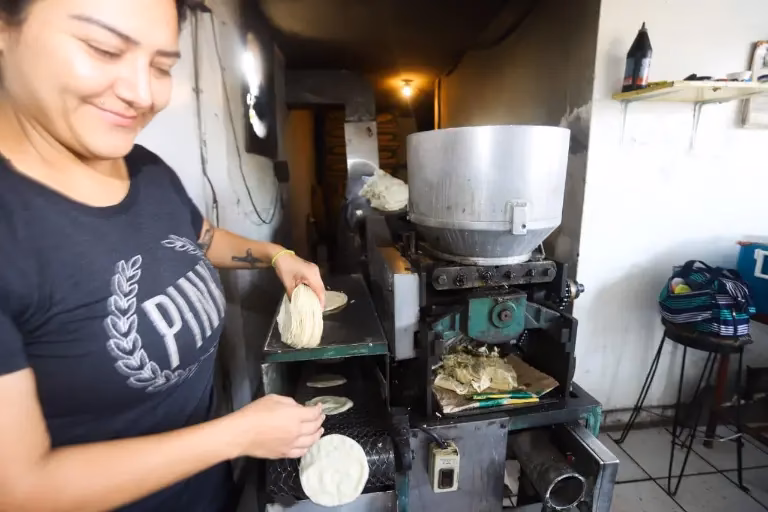¿Cuando calientas las tortillas en un comal, ¿se presenta este mecanismo de transferencia de calor?