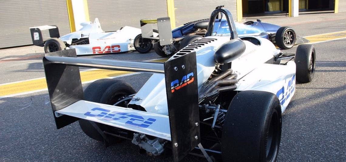 ¿Cómo se llama la escuela de pilotos?