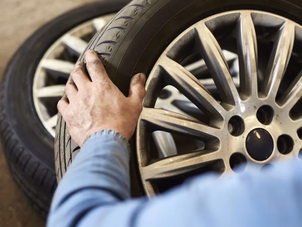¿Qué vehículos están obligados a llevar una rueda de uso temporal?