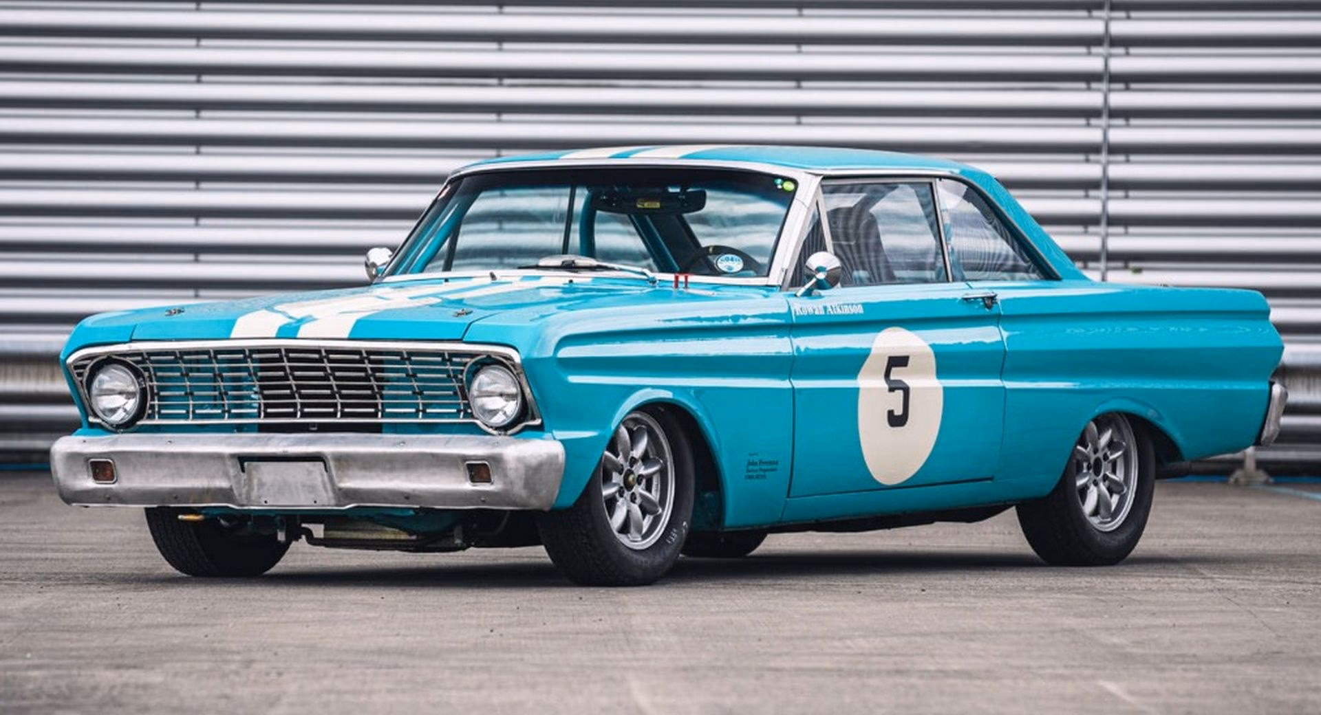 ¿Quién fabrica el coche Falcon?