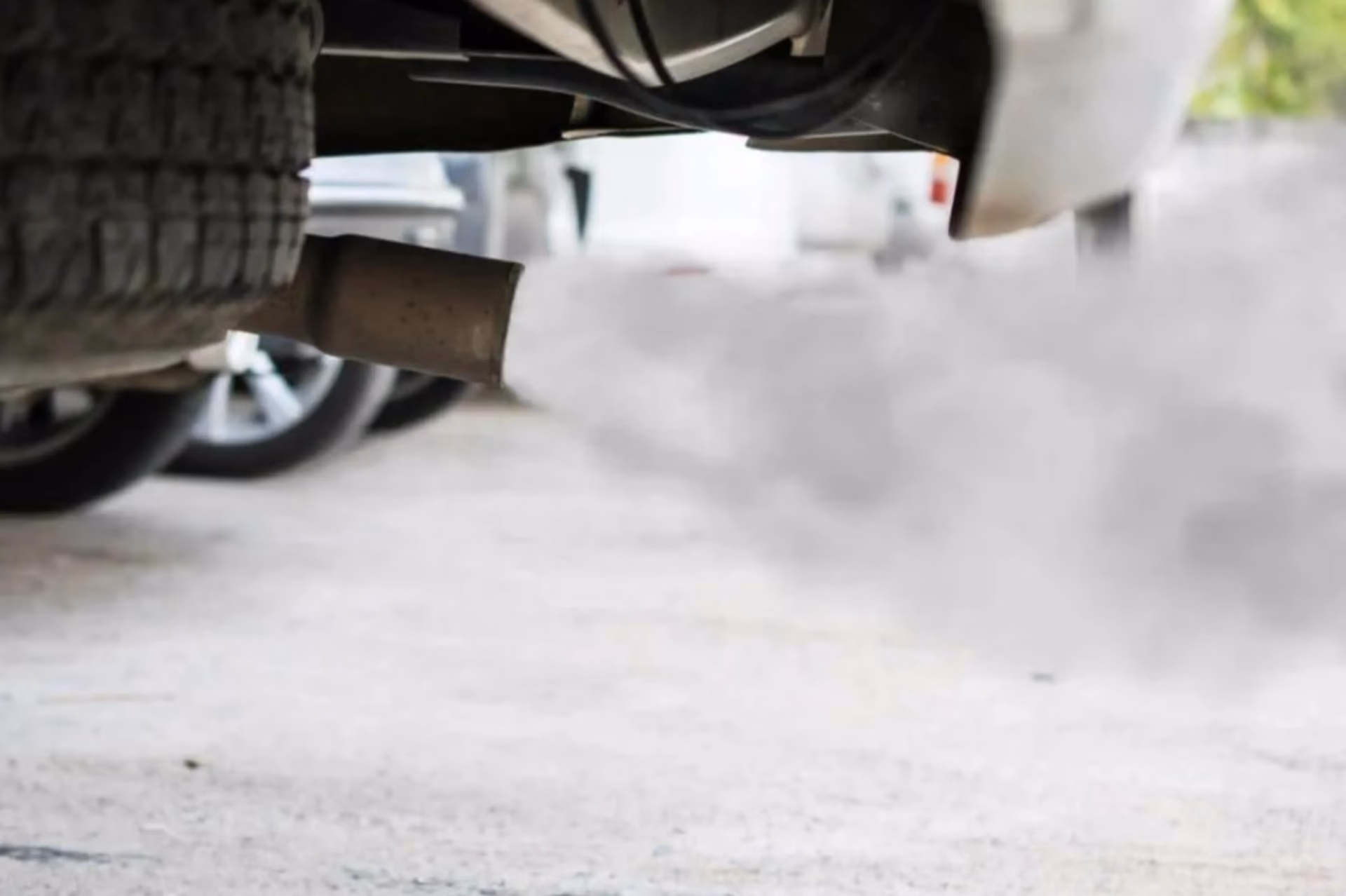 ¿Qué gases salen del escape del auto?