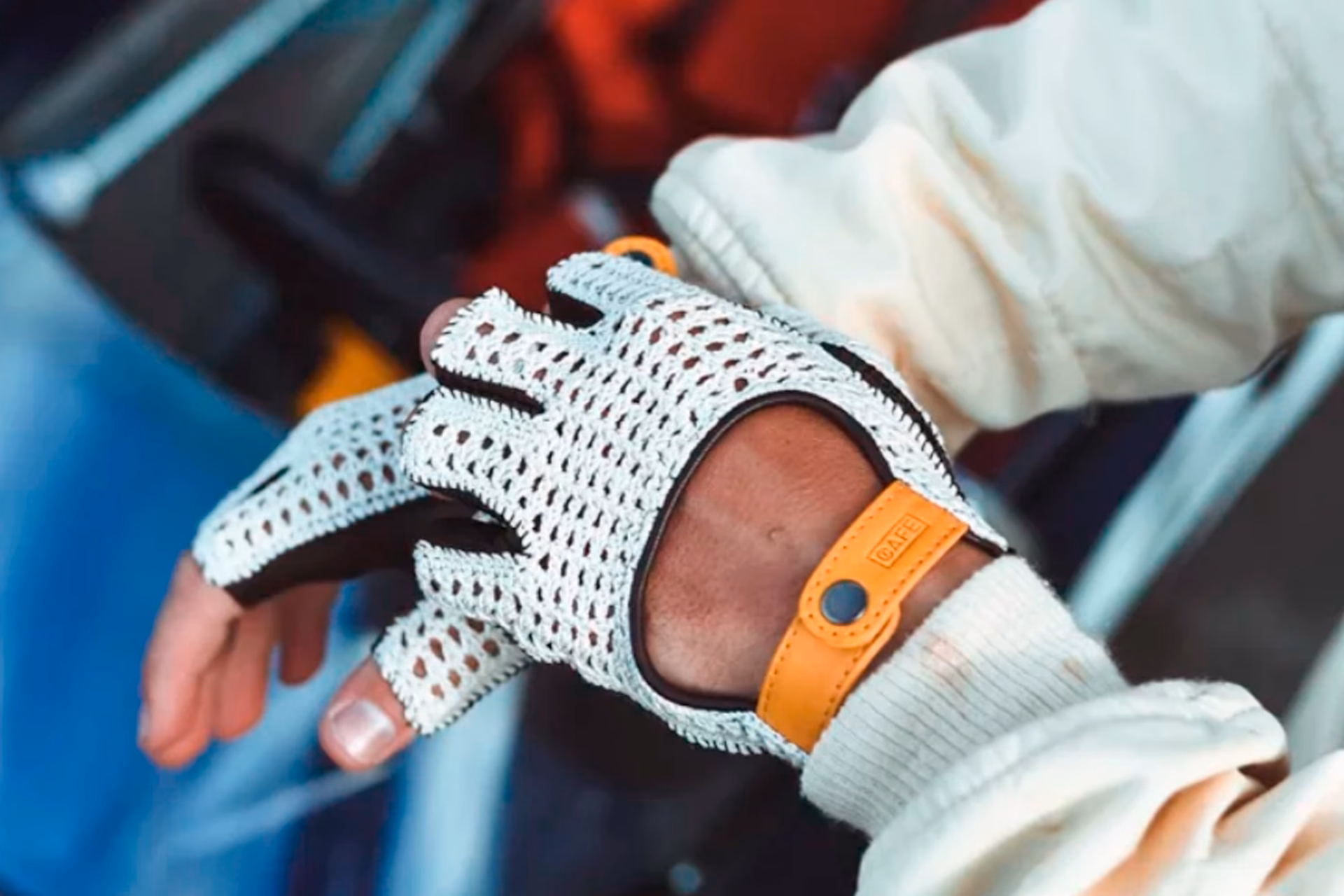 ¿Es legal conducir con guantes?