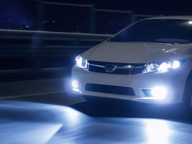 ¿Es legal llevar luces LED en el coche?