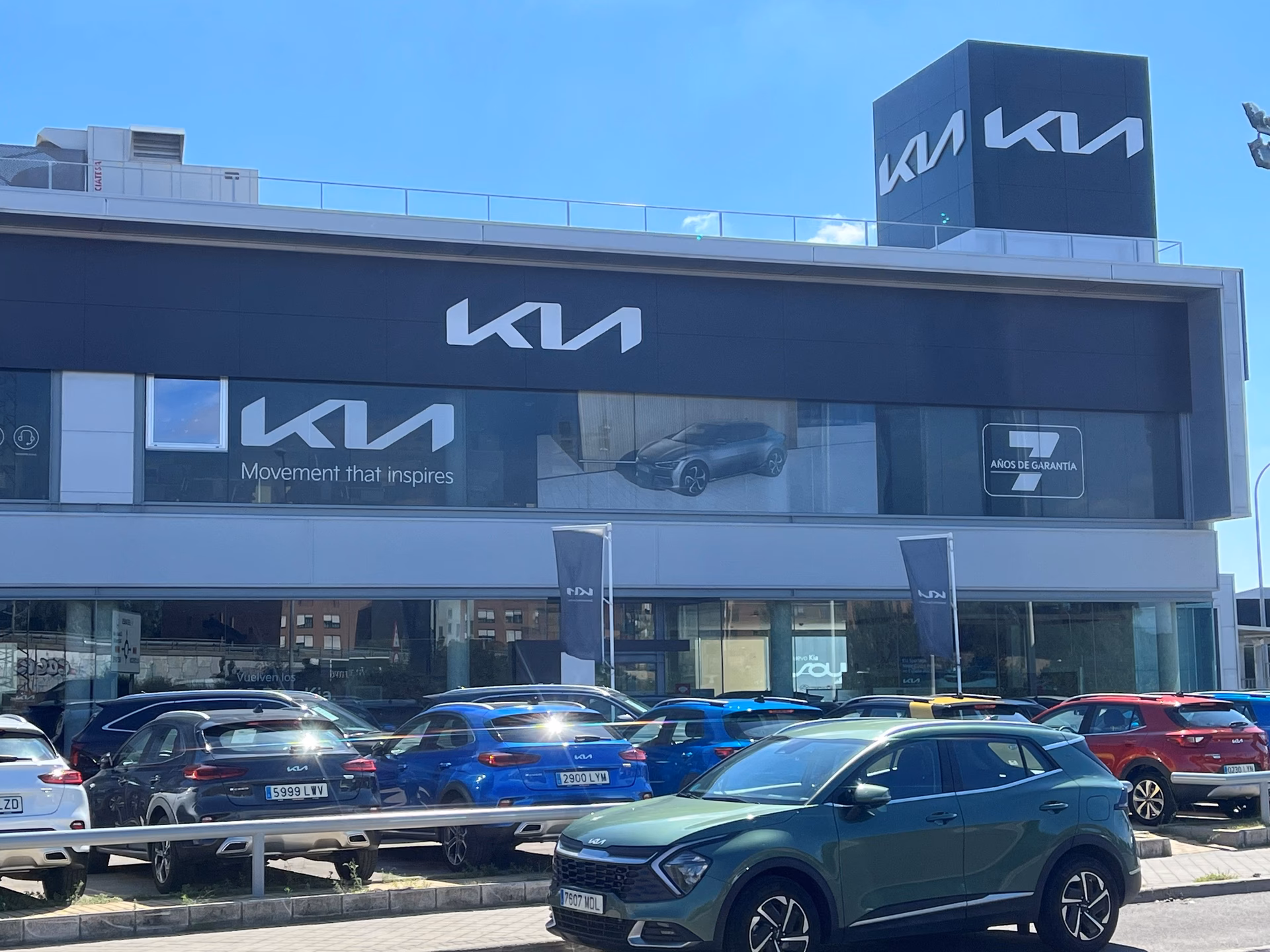 ¿Qué empresa fabricó el coche Kia?