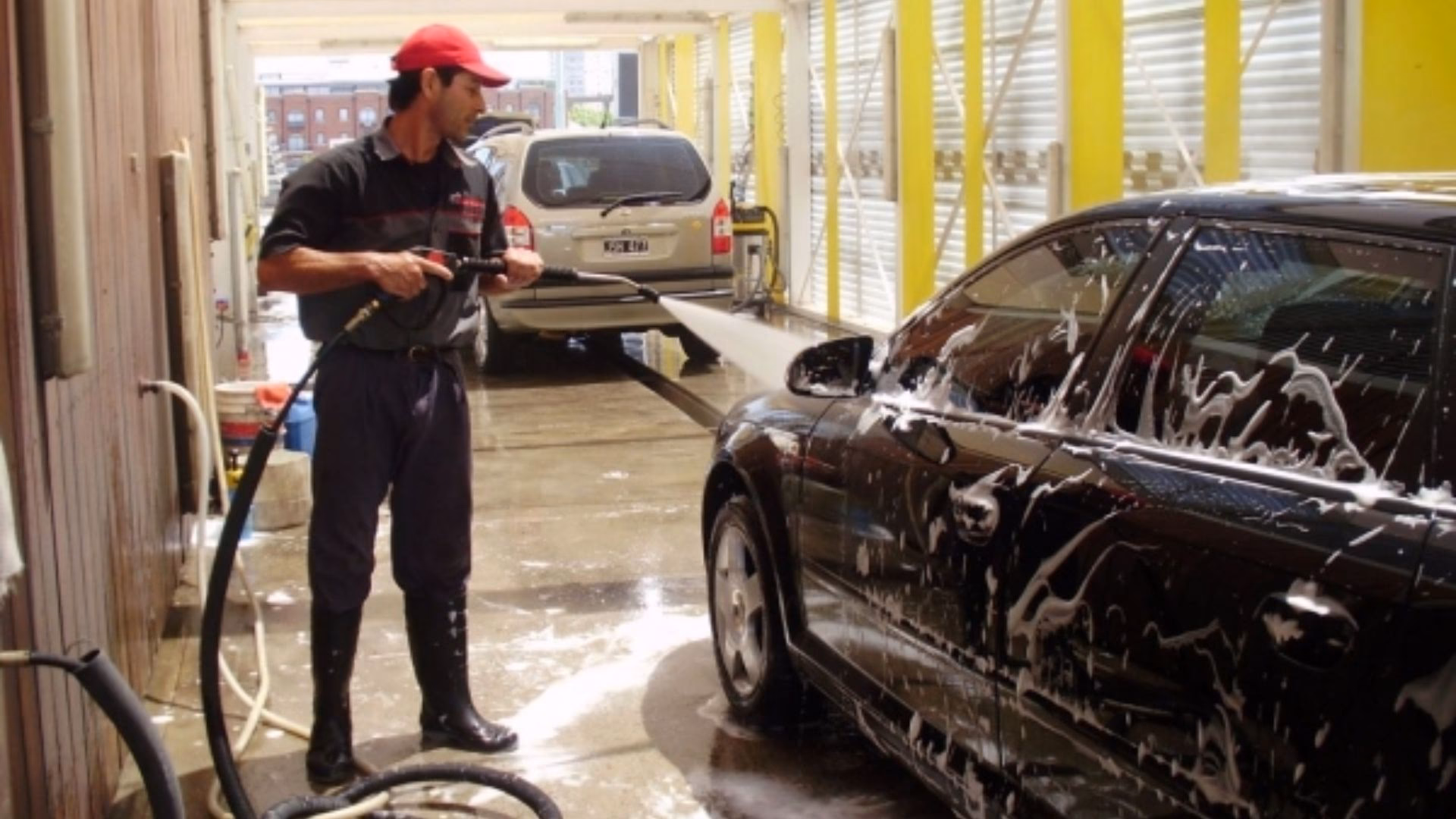 ¿Es más barato lavar el coche en casa o en un lavadero de coches?