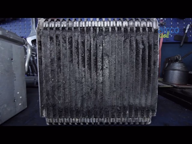 ¿Se puede limpiar el condensador del aire acondicionado de un coche?
