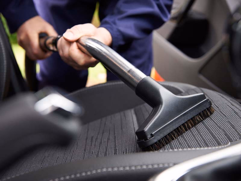 ¿Qué es lo mejor para limpiar el interior del auto?