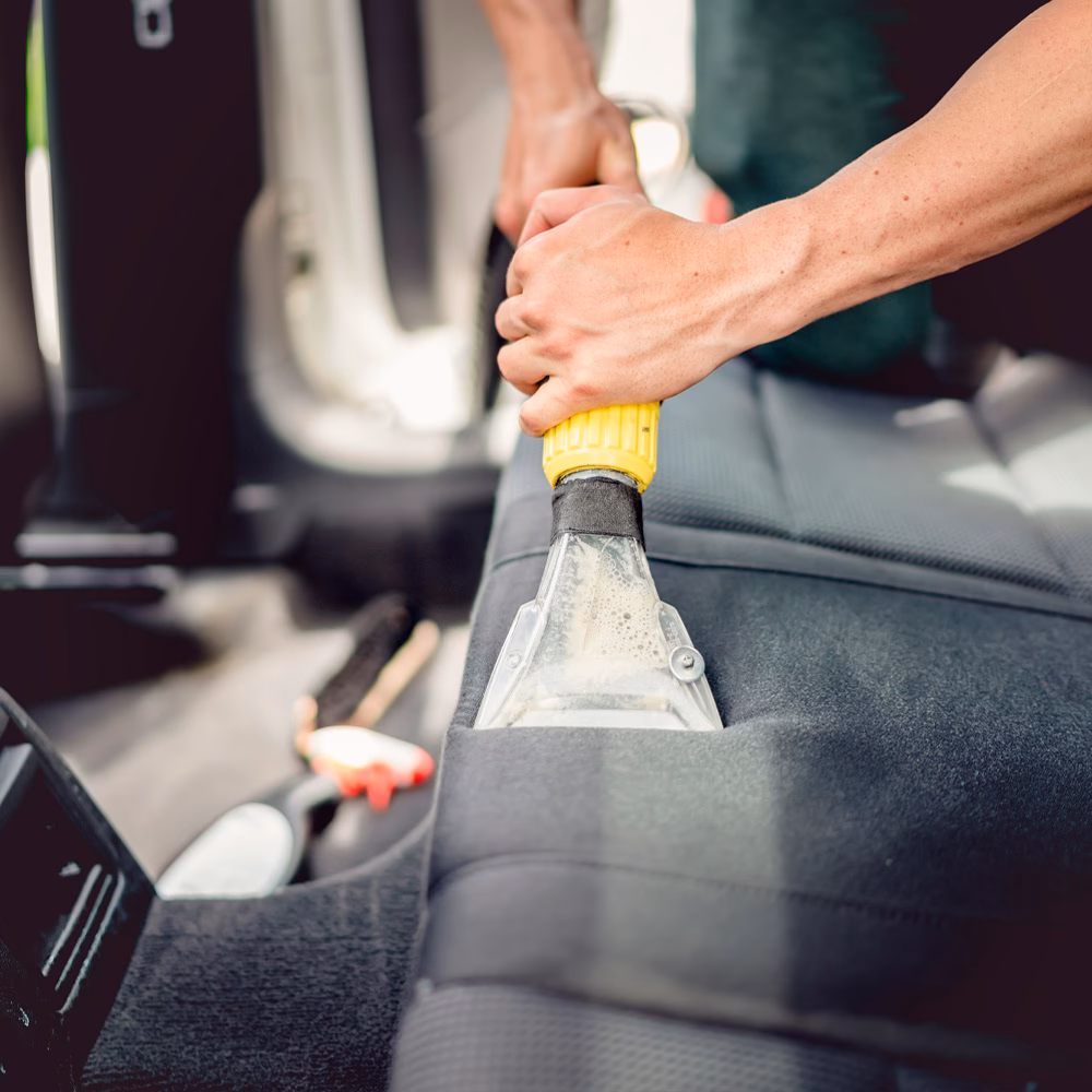 ¿Cómo se llama cuando haces una limpieza profunda del coche?