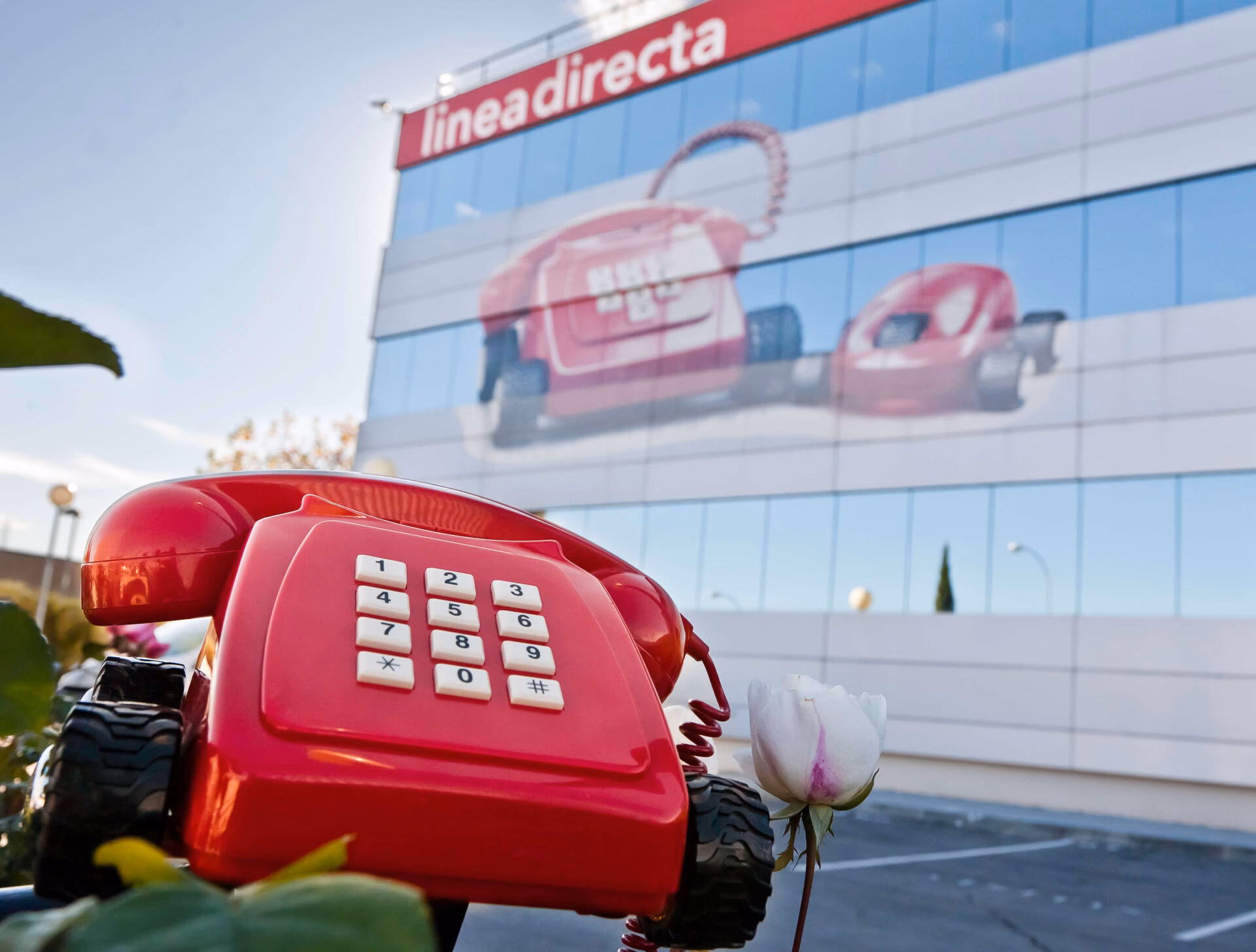 ¿Cuál es el número de teléfono de seguro de automóvil de línea directa?