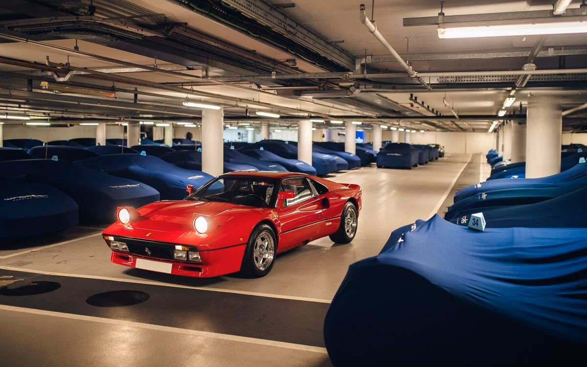 ¿Cómo se llama el local para guardar automóviles?