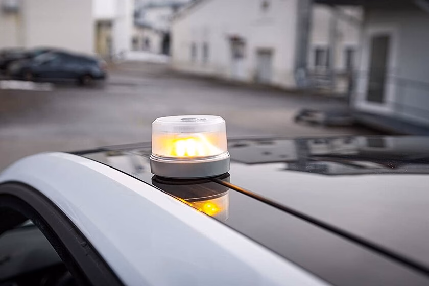 ¿Qué significa la luz de emergencia en el tablero del carro?