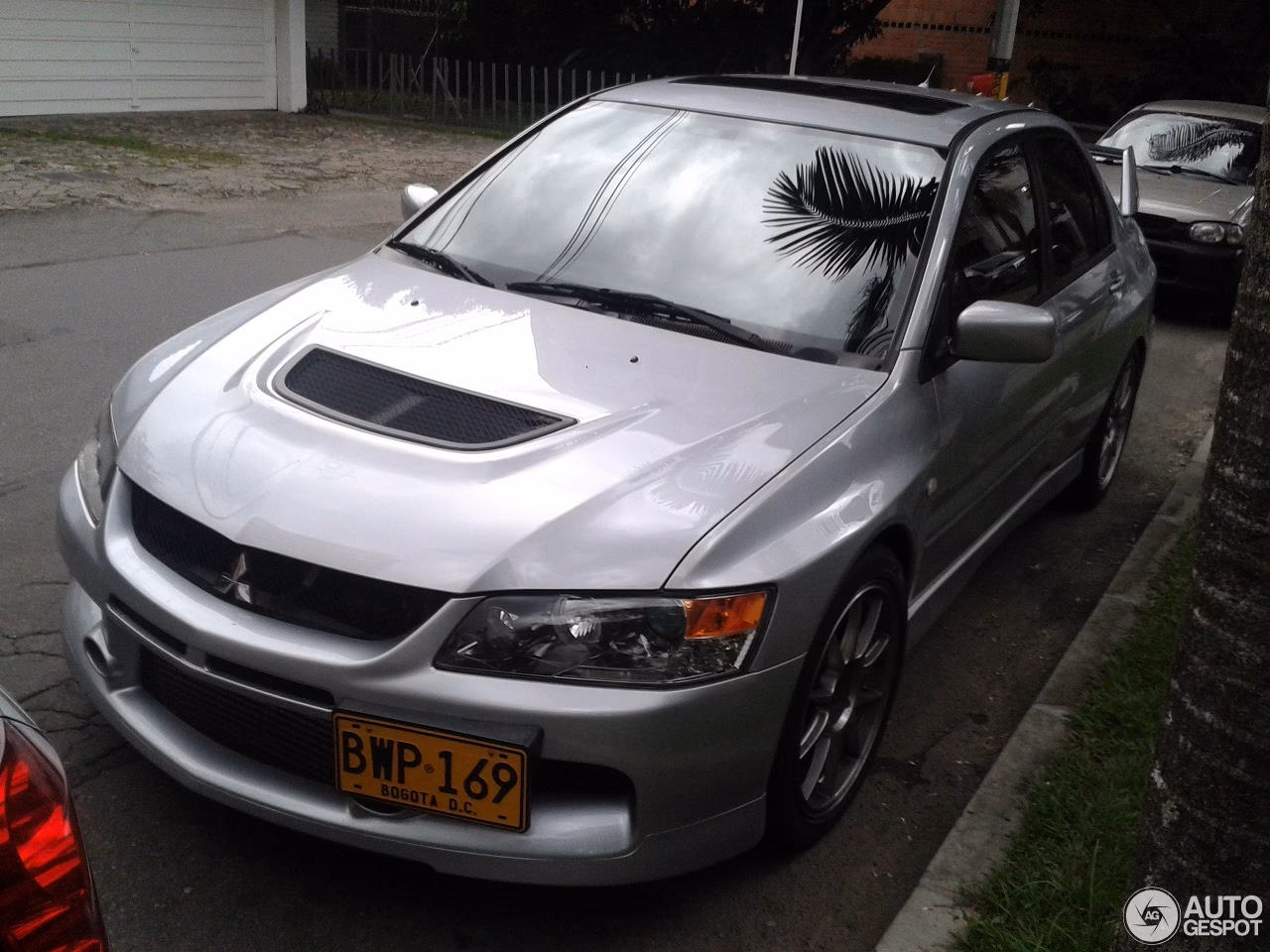 ¿Cuál es el valor comercial de un Mitsubishi Lancer 2015?