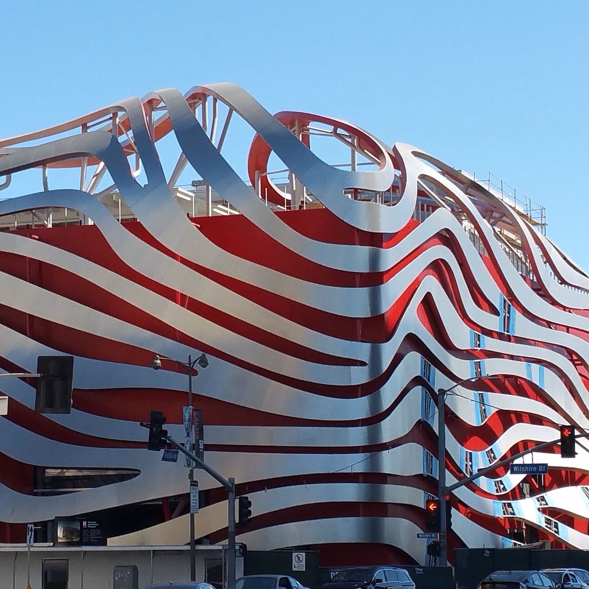 ¿Cuántos coches hay en el Museo del Automóvil Petersen?
