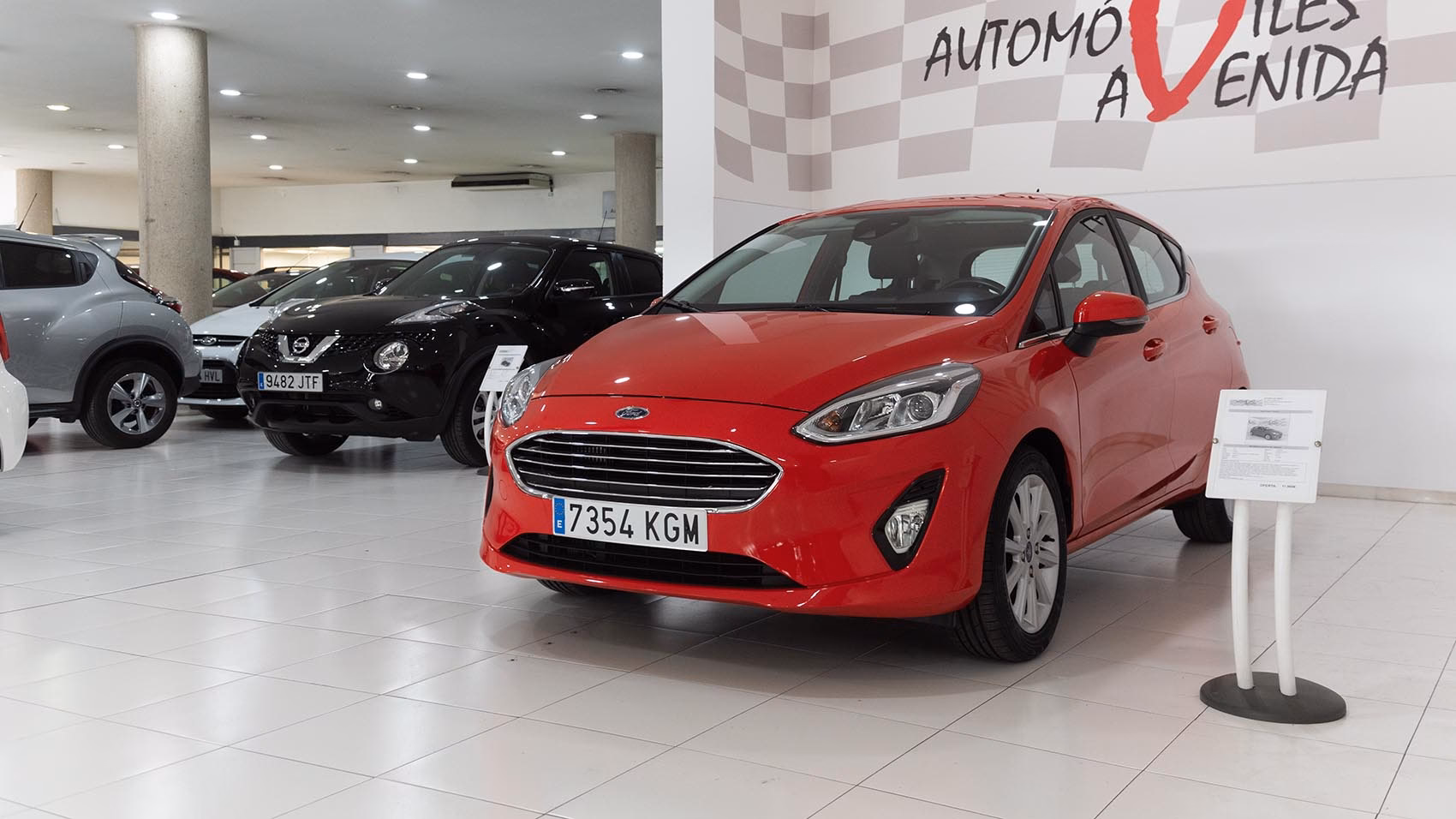 ¿Cuál es un ejemplo de una buena reseña de un concesionario de automóviles?