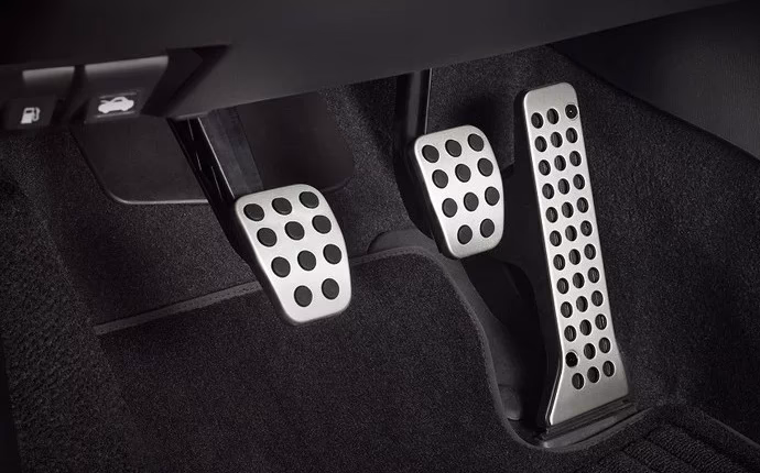 ¿Cuáles son los pedales de un coche?