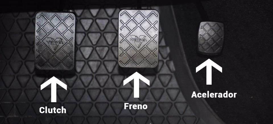 ¿Cuáles son los 3 pedales de un carro?