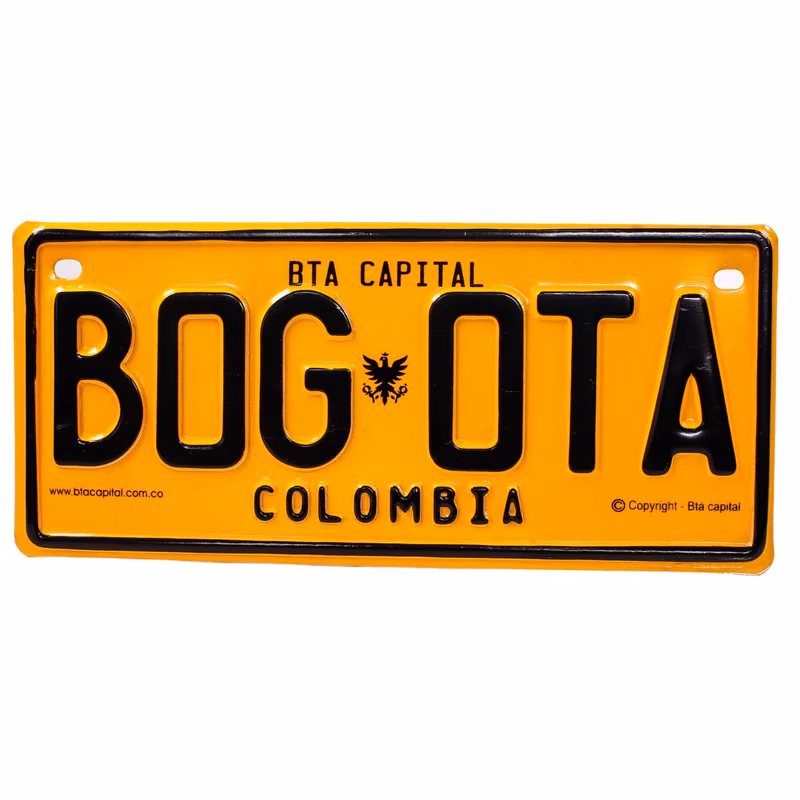 ¿Por qué letra empiezan las placas públicas en Colombia?