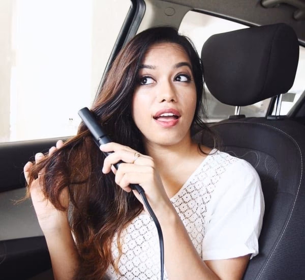 ¿Puedo enchufar una plancha de pelo al coche?