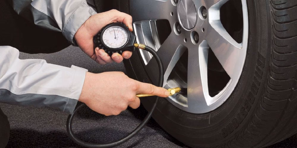 ¿Cuál es la presión correcta de los neumáticos de mi coche?