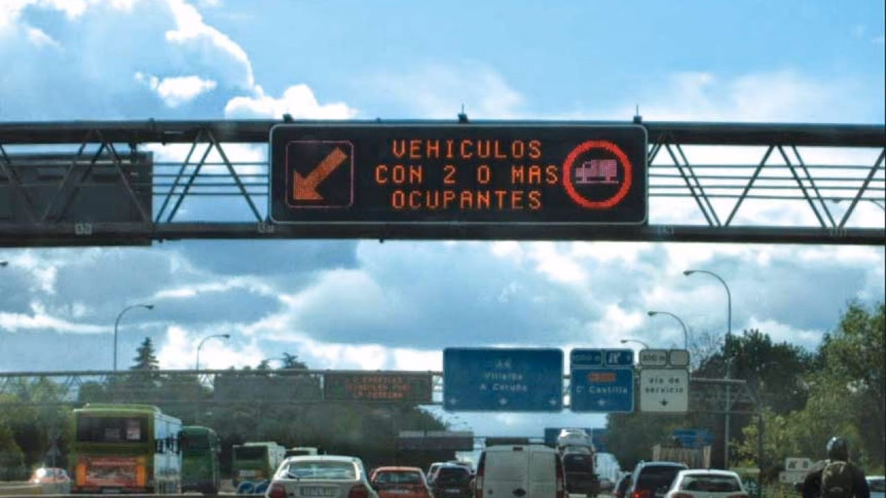 ¿Cuál es la multa por circular por un carril de taxi?