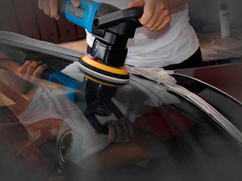 ¿Cuánto cobran por pulir un parabrisas?