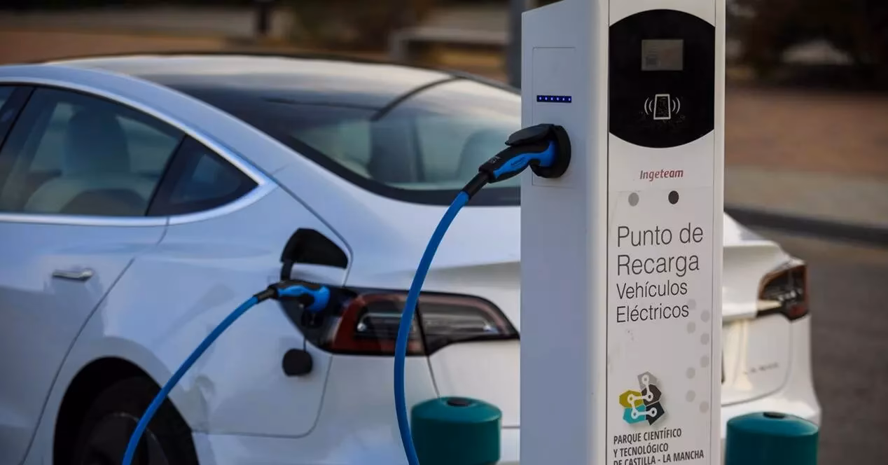 ¿Qué tipo de corriente utiliza un automóvil?