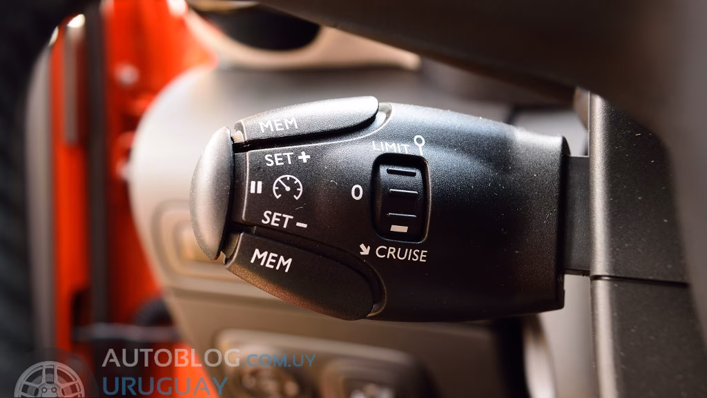 ¿Qué es el sistema de control de velocidad en un automóvil?