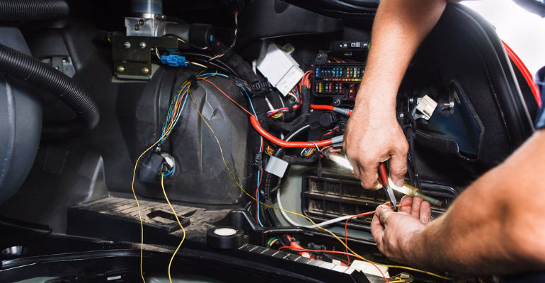 ¿Cómo se llama un electricista que trabaja en coches?