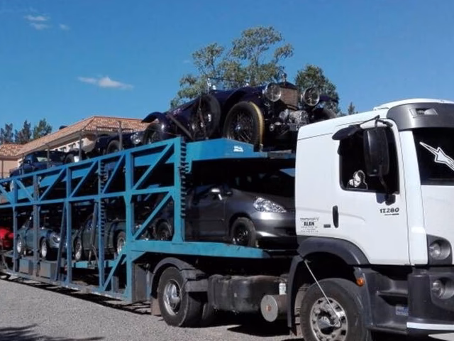 ¿Cómo se llaman los camiones que transportan autos en Argentina?