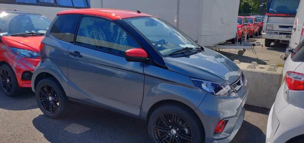 ¿Es un ciclomotor un automóvil?