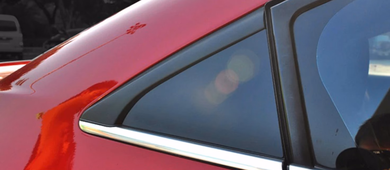 ¿Cómo se llama la ventana trasera del coche?