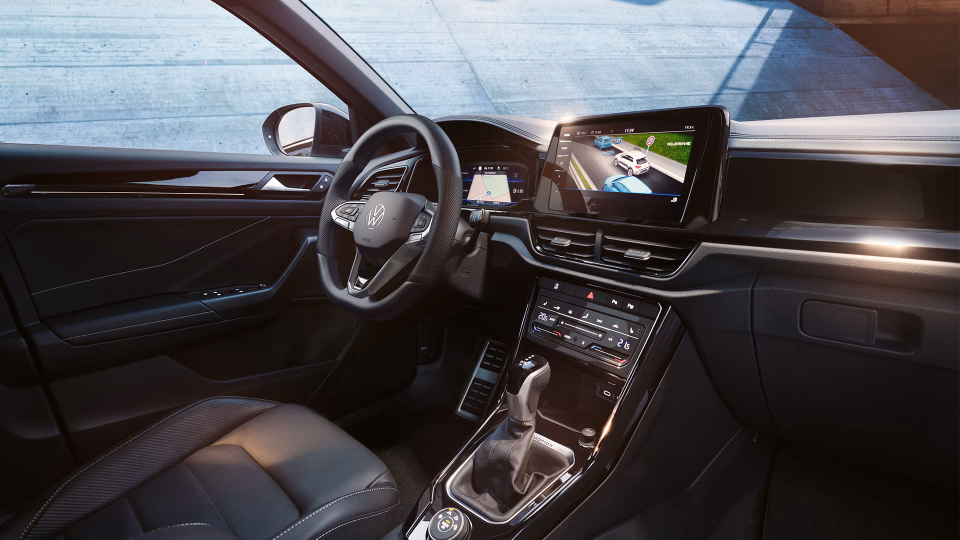 How many suitcases can fit in a VW T-Roc?